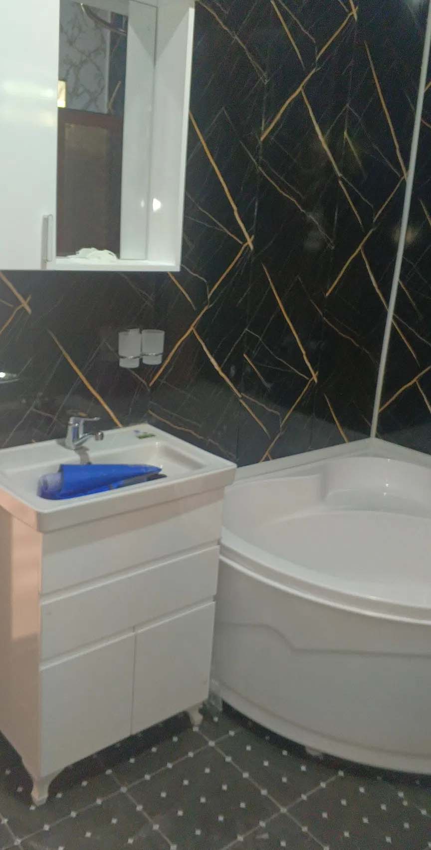 Birden fazla noktada yavaş akış ve geri basma belirtileri