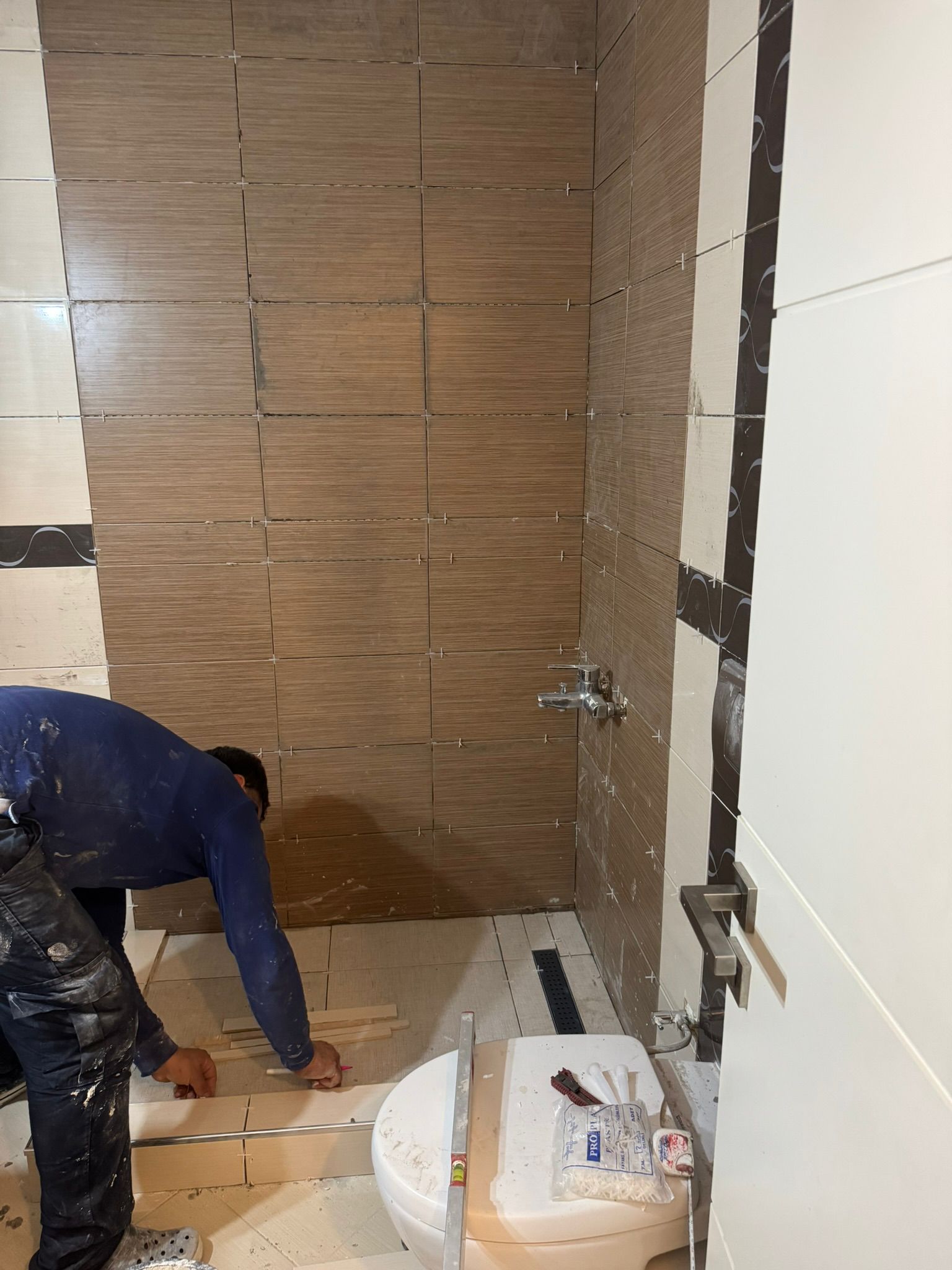 Banyo giderinde saç ve sabun birikimi